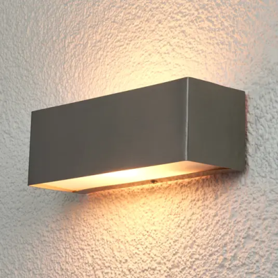 The rectangular wall lamp Alicja is designed for outdoor use