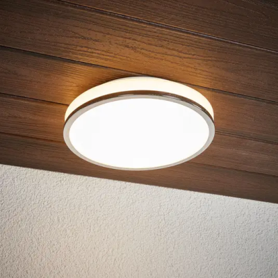 Okrągła lampa sufitowa LED Lyss z chromowaną obwódką, IP44