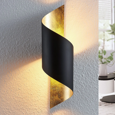 Metalinis sieninis šviestuvas Vanni, susuktas, juodos ir auksinės spalvos